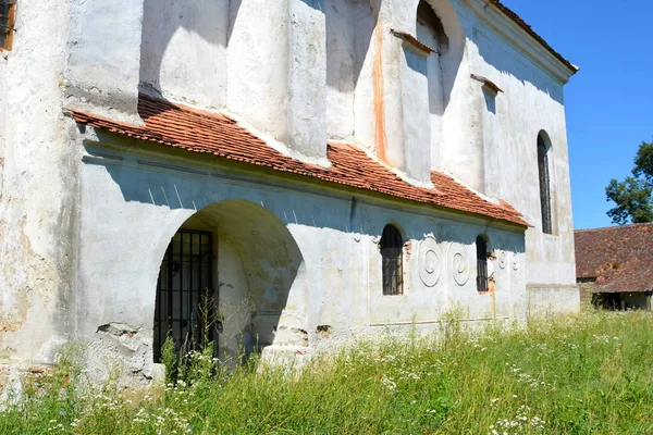 Paisaje rural típico y casas campesinas en Rodbav-Rohrbach, Transilvania, Rumania —  Fotos de Stock