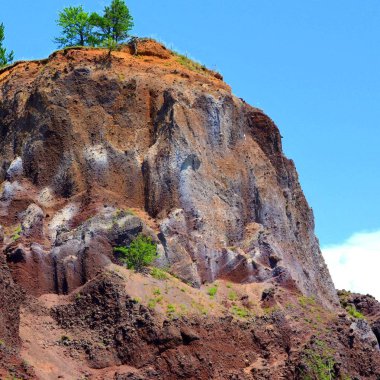 Kırmızı scorea Rock Racos, Transilvanya, Romanya'nın terk edilmiş kariyer