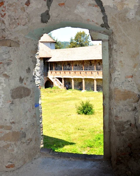 Reconstrução de fantasia de um palácio medieval na aldeia Racos, Transilvânia . — Fotografia de Stock