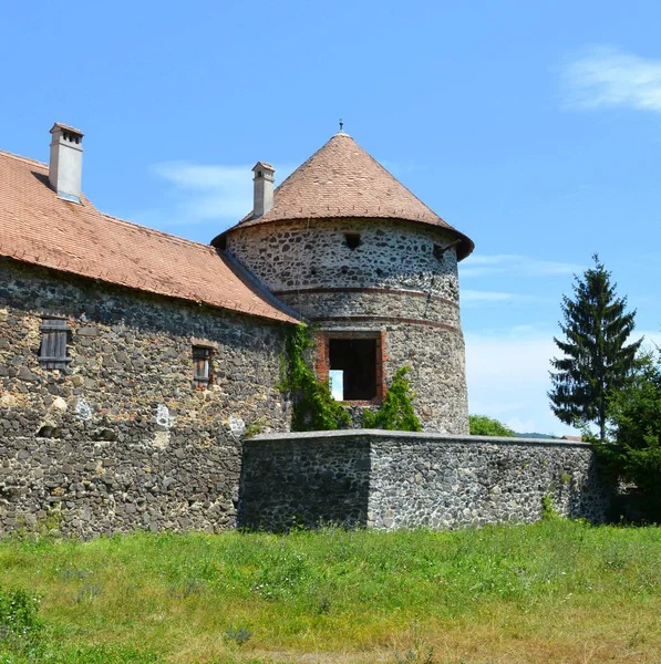 Reconstrução de fantasia de um palácio medieval na aldeia Racos, Transilvânia . — Fotografia de Stock