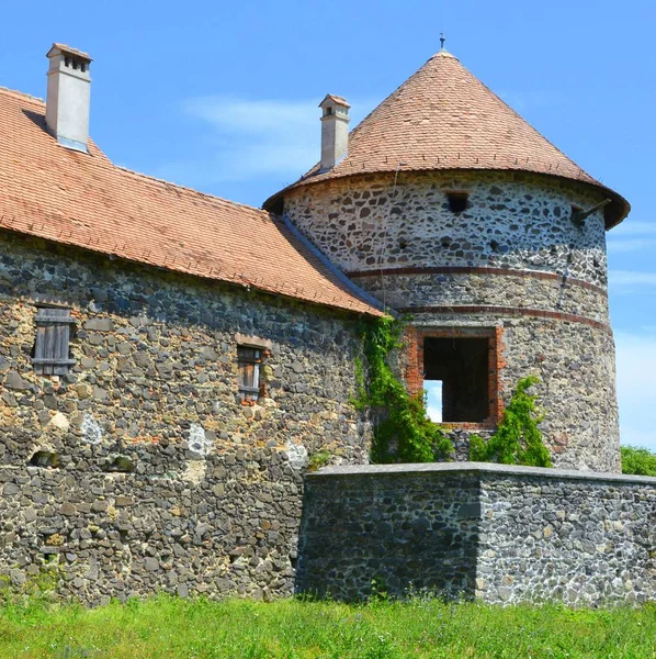 Reconstrução de fantasia de um palácio medieval na aldeia Racos, Transilvânia . — Fotografia de Stock