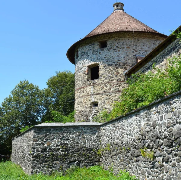 Reconstrução de fantasia de um palácio medieval na aldeia Racos, Transilvânia . — Fotografia de Stock