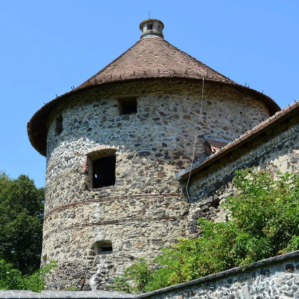 Reconstrução de fantasia de um palácio medieval na aldeia Racos, Transilvânia . — Fotografia de Stock