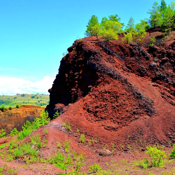 Carriera abbandonata di red scorea rocks in Racos, Transilvania, Romania — Foto Stock