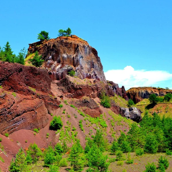 Carrera abandonada de rocas de escoria roja en Racos, Transilvania, Rumania — Foto de Stock