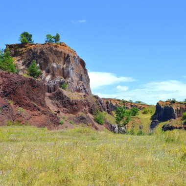 Kırmızı scorea Rock Racos, Transilvanya, Romanya'nın terk edilmiş kariyer