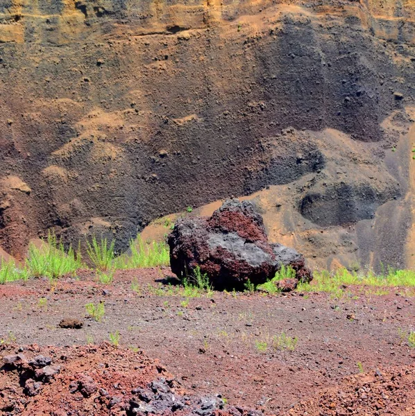 Kırmızı scorea Rock Racos, Transilvanya, Romanya'nın terk edilmiş kariyer
