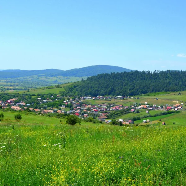 Paisagem rural típica nas planícies da Transilvânia, Roménia — Fotografia de Stock