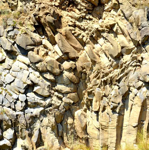 Čedičové sloupce horniny v Racos, Sedmihradsko, Rumunsko — Stock fotografie