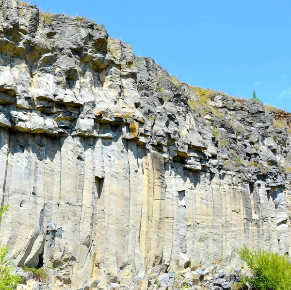 bazalt sütunları kayalarda Racos, Transilvanya, Romanya