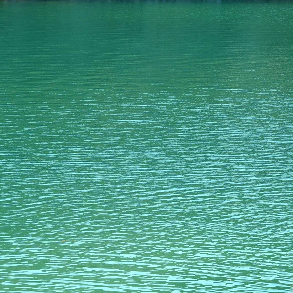 Smaragdové jezero v opuštěné římské kariéru v Racos, Sedmihradsko, Rumunsko — Stock fotografie
