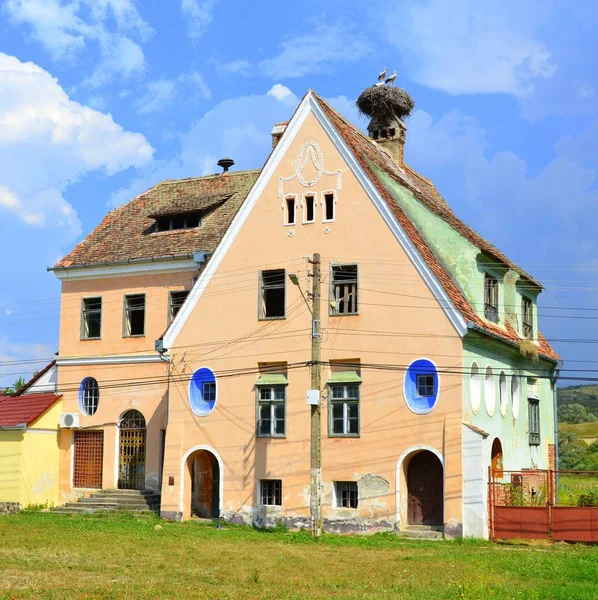 Typické venkovské domy krajiny a rolník v Dealu Frumos, Schoenberg, Sedmihradsko, Rumunsko — Stock fotografie