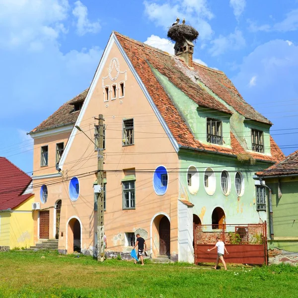 Paysage rural typique et maisons de campagne à Dealu Frumos, Schoenberg, Transylvanie, Roumanie — Photo