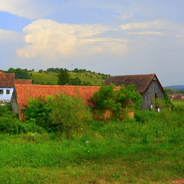 Tipik kırsal manzara ve köylü evleri Dealu Frumos, Schoenberg, Transilvanya, Romanya — Stok fotoğraf