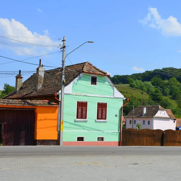 Paisagem rural típica e casas de camponeses em Vrd, Wierd, Viert, Transilvânia, Roménia — Fotografia de Stock