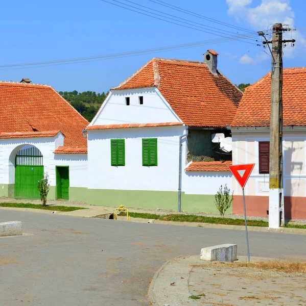 Paisagem rural típica em Veseud, Zied. Casas de camponeses . — Fotografia de Stock