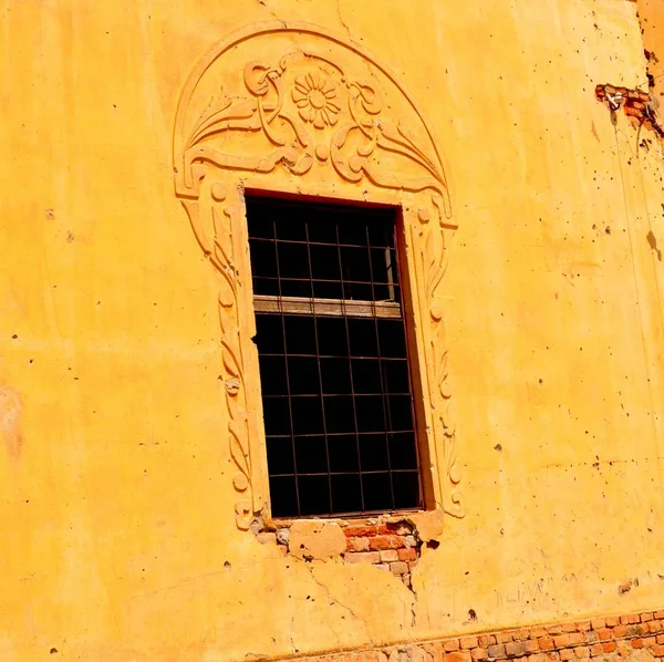 ウィンドウ。Veseud、Zied、ルーマニア ・ トランシルバニアの要塞化された中世ザクセン福音教会 — ストック写真