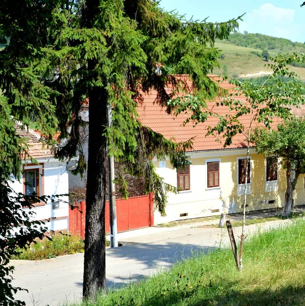 Paisagem rural típica em Veseud, Zied. Casas de camponeses . — Fotografia de Stock