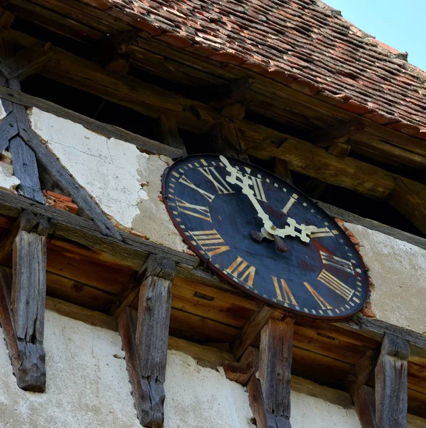 古時計。Veseud、Zied、ルーマニア ・ トランシルバニアの要塞化された中世ザクセン福音教会 — ストック写真