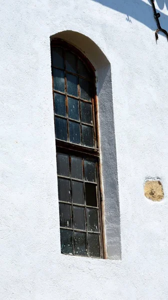 Окно. Укрепленный средневековый саксонский евангельский храм в Везеуде, Зайед, Трансильвания, Румыния — стоковое фото