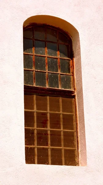 Ventana. Iglesia evangélica saxon medieval fortificada en Veseud, Zied, Transilvania, Rumania — Foto de Stock