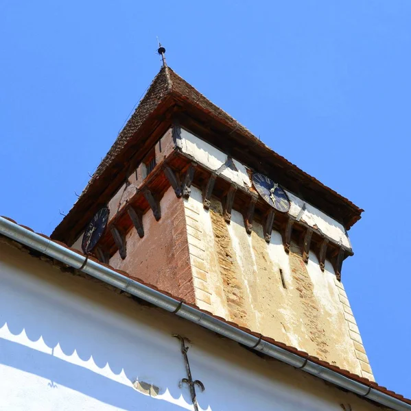 Oude klok. Versterkte middeleeuwse Saksische evangelic kerk in Veseud, Zied, Transsylvanië, Roemenië — Stockfoto