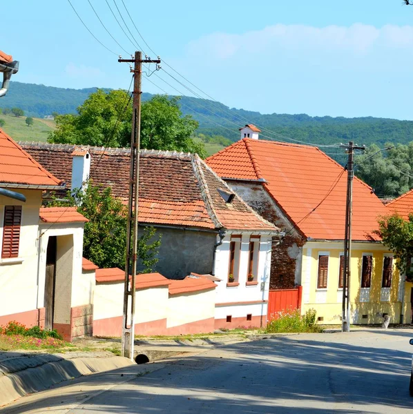 Paisagem rural típica em Veseud, Zied. Casas de camponeses . — Fotografia de Stock