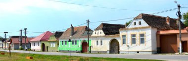 Tipik kırsal manzara ve köylü evlerde köyün Cata, Transilvanya, Romanya. 