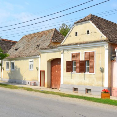 Tipik kırsal manzara ve köylü evlerde köyün Cata, Transilvanya, Romanya. 