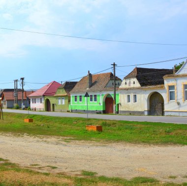 Tipik kırsal manzara ve köylü evlerde köyün Cata, Transilvanya, Romanya. 
