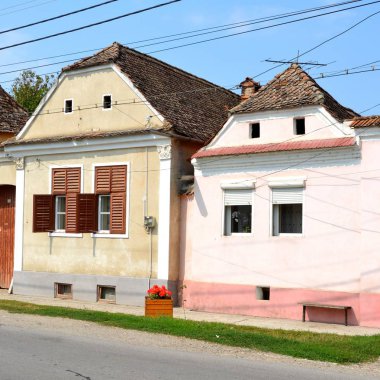 Tipik kırsal manzara ve köylü evlerde köyün Cata, Transilvanya, Romanya. 