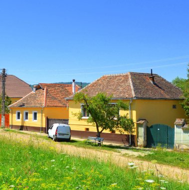 Tipik kırsal manzara ve köylü evlerde Merghindeal - Mergenthal Köyü, 