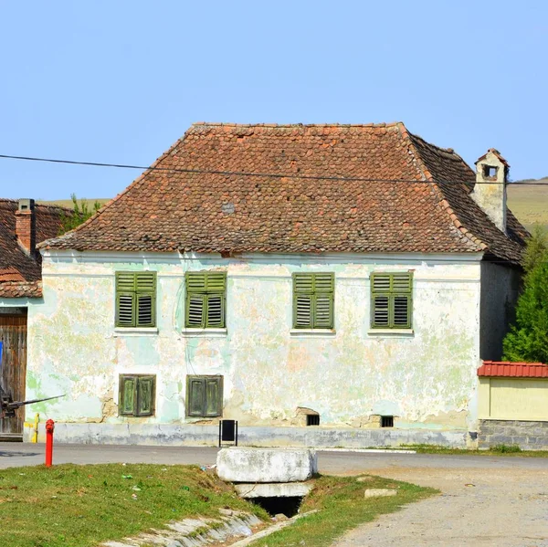 Paisaje rural típico y casas campesinas en el pueblo Mercheasa, Transilvania, Rumania . —  Fotos de Stock