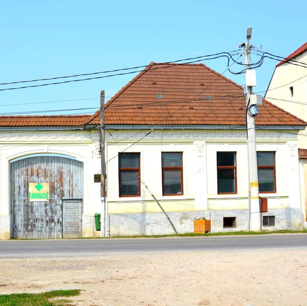 Tipik kırsal manzara ve köylü evlerde köyün Cata, Transilvanya, Romanya. 