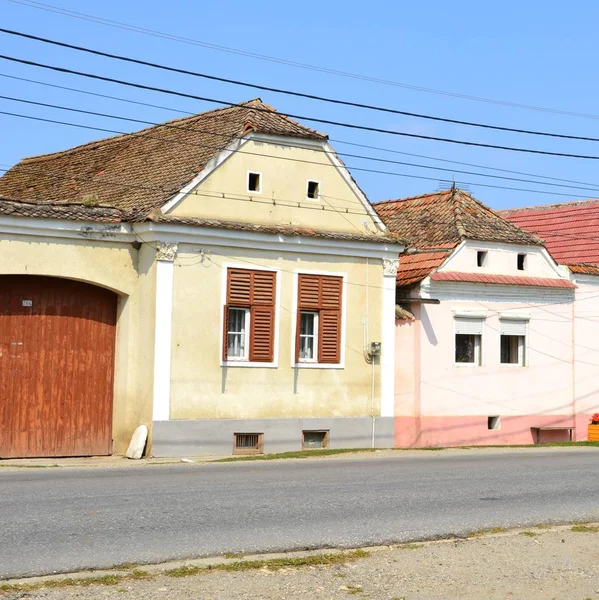 Paisaje rural típico y casas campesinas en el pueblo Cata, Transilvania, Rumania . —  Fotos de Stock