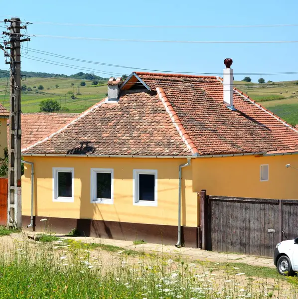 Paisaje rural típico y casas campesinas en el pueblo Merghindeal- Mergenthal , — Foto de Stock