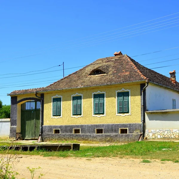 Paisagem rural típica e casas de camponeses na aldeia Merghindeal- Mergenthal , — Fotografia de Stock