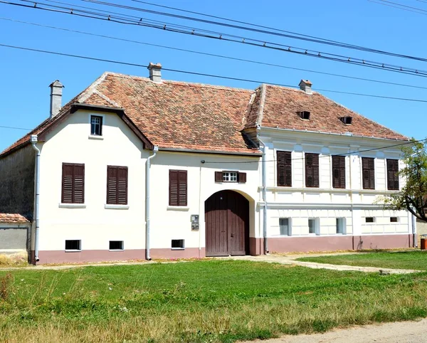 Typical rural landscape and peasant houses in the village Merghindeal- Mergenthal, — Stock Photo, Image