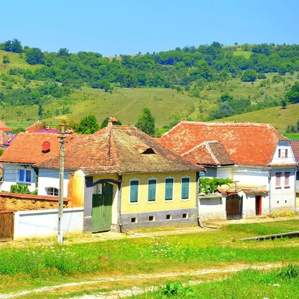 Typical rural landscape and peasant houses in the village Merghindeal- Mergenthal, — Stock Photo, Image