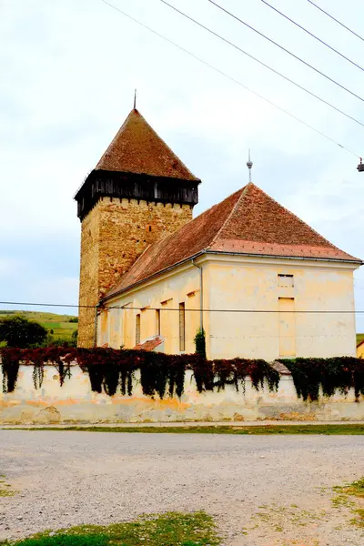 Eglise saxonne médiévale fortifiée dans le village Barcut, Bekokten, Brekolten, Transylvanie, Roumanie — Photo