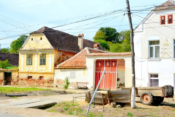 Paisagem rural típica e casas de camponeses em Bradeni, Henndorf, Hegendorf, Transilvânia — Fotografia de Stock