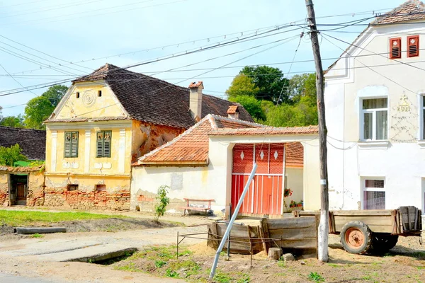 Typowe wiejskie domy krajobraz i chłop w Henndorf, Hegendorf, Bradeni, Transylwania — Zdjęcie stockowe