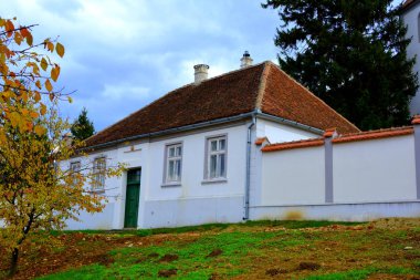 Romanya, Transilvanya 'nın Reciu kentindeki tipik kırsal alan ve köylü evleri. Yerleşim yeri Sakson koloniciler tarafından 12. yüzyılın ortalarında kuruldu.