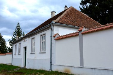 Romanya, Transilvanya 'nın Reciu kentindeki tipik kırsal alan ve köylü evleri. Yerleşim yeri Sakson koloniciler tarafından 12. yüzyılın ortalarında kuruldu.