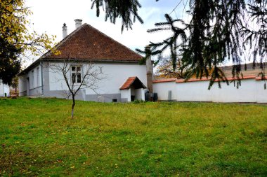 Romanya, Transilvanya 'nın Reciu kentindeki tipik kırsal alan ve köylü evleri. Yerleşim yeri Sakson koloniciler tarafından 12. yüzyılın ortalarında kuruldu.