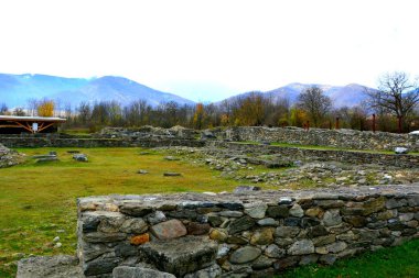 Romanya 'nın Sarmisegetusa Regia kentindeki eski Roma kalesinin kalıntıları, iki bin yıl önce.