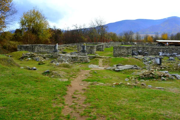 两千年前在罗马尼亚Sarmisegetusa Regia的古罗马要塞被毁 — 图库照片