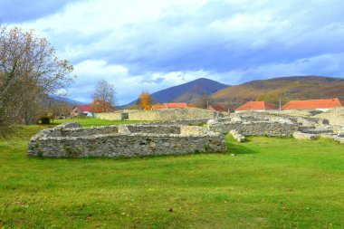 Romanya 'nın Sarmisegetusa Regia kentindeki eski Roma kalesinin kalıntıları, iki bin yıl önce.