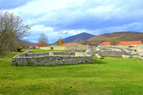 Romanya 'nın Sarmisegetusa Regia kentindeki eski Roma kalesinin kalıntıları, iki bin yıl önce.