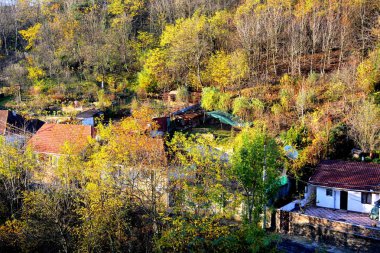 Oravita-Anina, Banat, Transilvanya 'daki eski maden treninin manzarası. Sonbahar manzarası.